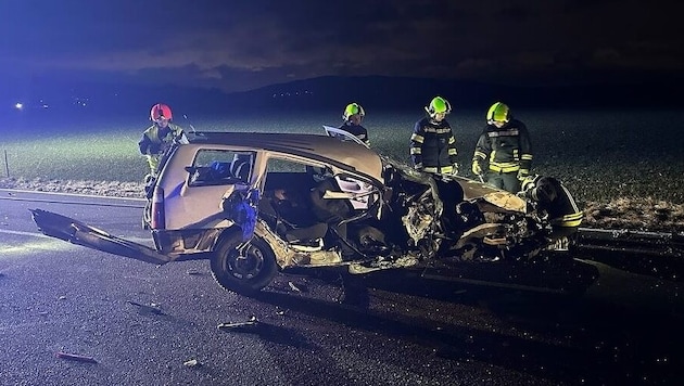The car was completely destroyed. (Bild: FF Ottensheim)