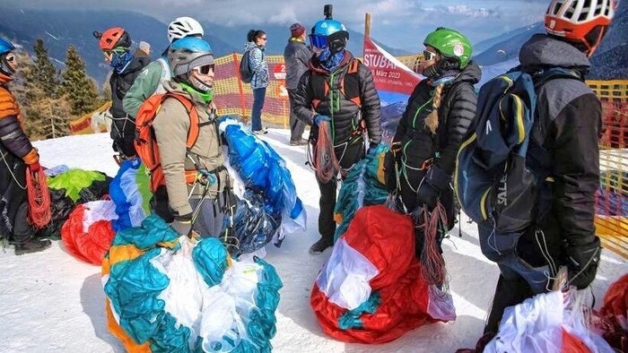 Piloten warten auf die nächste Startmöglichkeit.