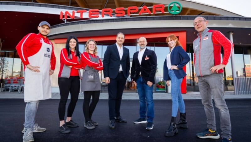 Das INTERSPAR-Team in Leibnitz freut sich über die Eröffnung des neuen Hypermarkts. (Bild: ©SPAR AG/Werner Krug, 2023)