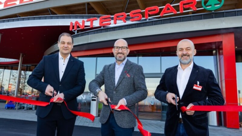v.l.n.r.: INTERSPAR Österreich Geschäftsführer Mag. Johannes Holzleitner, Bürgermeister Mag. Michael Schumacher und Geschäftsleiter INTERSPAR-Hypermarkt Leibnitz Josef Fuchs eröffnen den INTERSPAR-Hypermarkt in Leibnitz. (Bild: ©SPAR AG/Werner Krug, 2023)