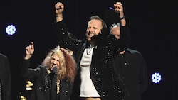 Grammy-Triumph: Markus Illko und Bandkollegin Janet Robin freuten sich in Los Angeles.   (Bild: VALERIE MACON / AFP / picturedesk.com)