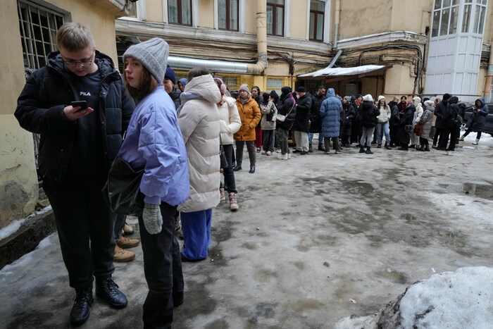 Menschen standen - wie hier in Sankt Petersburg - Schlange, um Nadeschdin mit einer Unterschrift ...