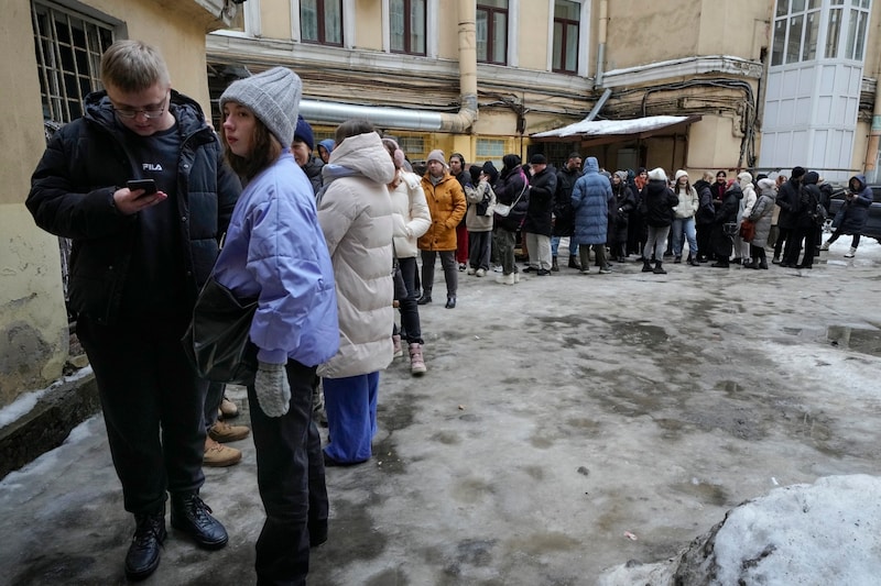 Menschen standen - wie hier in Sankt Petersburg - Schlange, um Nadeschdin mit einer Unterschrift zu unterstützen. (Bild: AP)