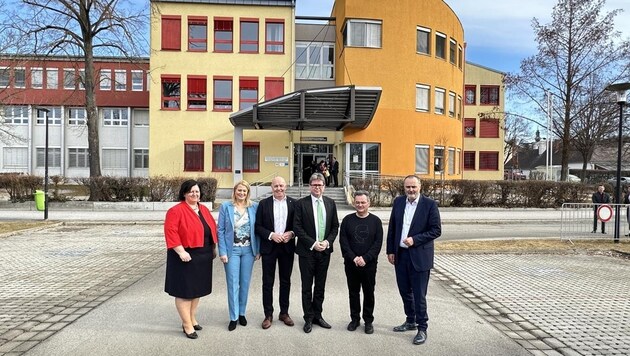 ZBG-Direktorin Iris Zsoter, Landesrätin Daniela Winkler, Bürgermeister Georg Rosner, Minister Martin Polaschek, Roma-Volksgruppenvorsitzender Emmerich Gärtner-Horvath und Landeshauptmann Hans Peter Doskozil. (Bild: Schulter Christian)