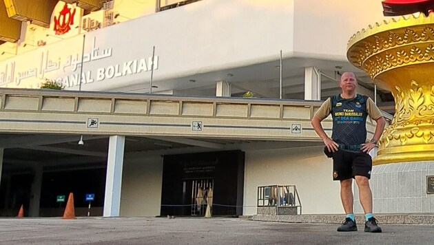Markus Klauser vor dem Nationalstadion des Sultanats Brunei (Bild: Markus Klauser)