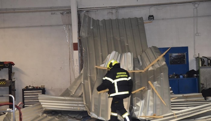 In Kottingbrunn wurde das Blechdach einer Lagerhalle verweht 