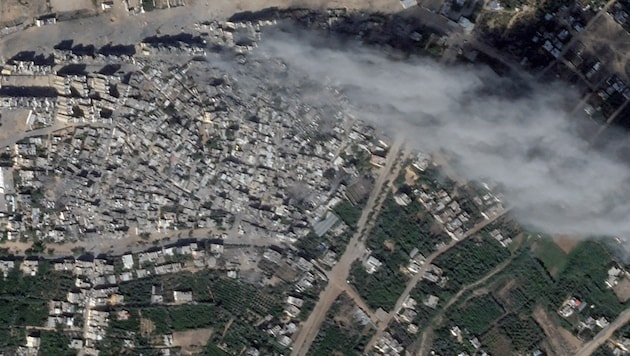 Ein wenige Tage nach dem Hamas-Terror vom 7. Oktober aufgenommenes Satellitenfoto aus dem Gazastreifen. Mittlerweile sollen mehr als die Hälfte der Gebäude zerstört oder beschädigt sein. (Bild: APA/AFP/Planet Labs)