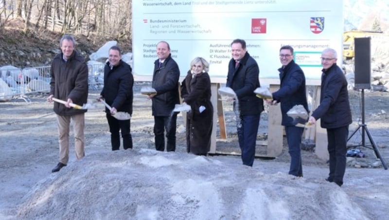 Die Projektverantwortlichen beim offiziellen Spatenstich am Montag. (Bild: Martin Oberbichler)