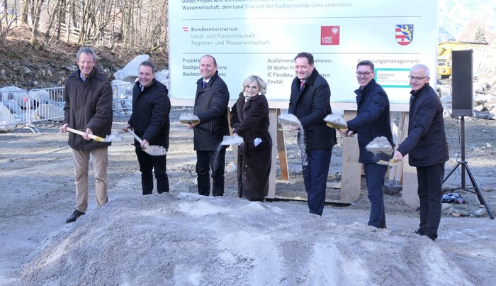 Die Projektverantwortlichen beim offiziellen Spatenstich am Montag.
