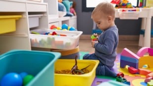 Kinder schon vom klein auf mit einbeziehen, wenn es um Haushalt und Ordnung im Zuhause geht. (Bild: stock.adobe.com - Krakenimages.com)