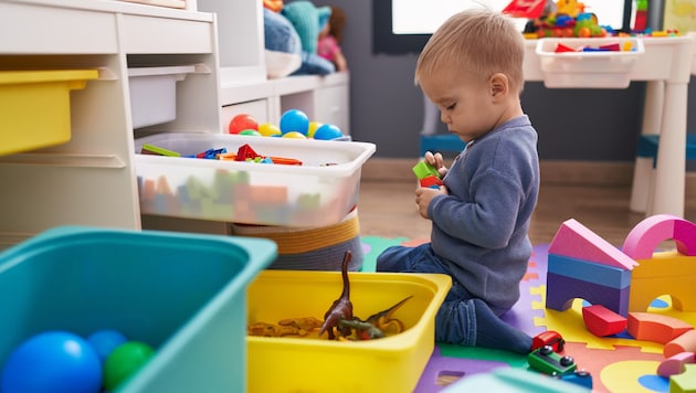 Involve children from an early age when it comes to housework and keeping the home tidy. (Bild: stock.adobe.com - Krakenimages.com)