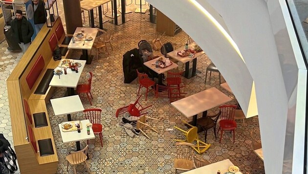 Nach dem Vorfall war es im Food Court fast gespenstisch leer, die Kunden ließen ihre Jacken zurück, das Essen stehen. Stühle fielen beim Hinauslaufen um. (Bild: Caroline Benli)