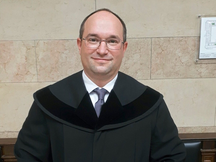 Anwalt Arthur Machac vertritt das Opfer und fordert 300.000 Euro Schmerzensgeld und ...