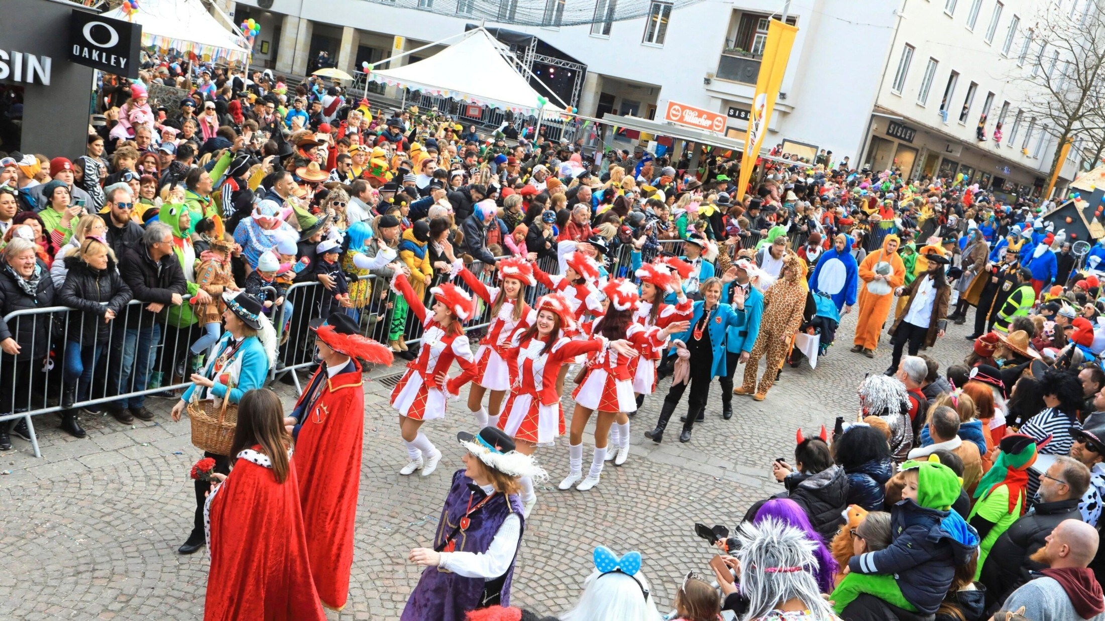 Entlang der Narrenroute werden wieder unzählige verkleidete Besucher feiern! (Bild: Uta Rojsek-Wiedergut) Entlang der Narrenroute werden wieder unzählige verkleidete Besucher feiern! (Bild: Uta Rojsek-Wiedergut)