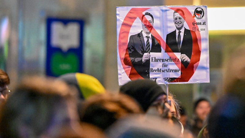 Kritik an der oö. Koalition zwischen FPÖ und ÖVP. Die Geschichter von LH-Stellvertreter Manfred Haimbuchner und Landeschef Thomas Stelzer sind durchgestrichen.  (Bild: Harald Dostal)