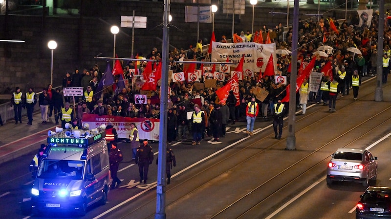 „Nein zu Rechtsextremen“: Bei der Demonstration gegen den Burschenbundball wurden laut Veranstaltern bis zu 2500 Besucher gezählt. (Bild: Harald Dostal)