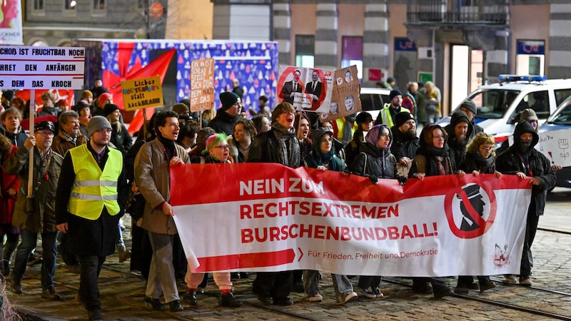 "No to right-wing extremists": According to the organizers, up to 2,500 people attended the demonstration against the Burschenbundball. (Bild: Harald Dostal)