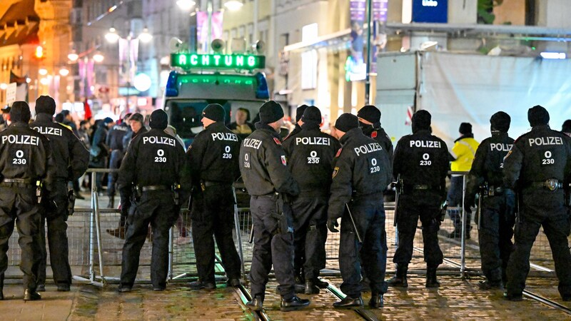 Up to 2500 demonstrators marched through the provincial capital Linz and stood - heavily secured by the police - opposite the visitors to the Burschenbundball. (Bild: Harald Dostal)