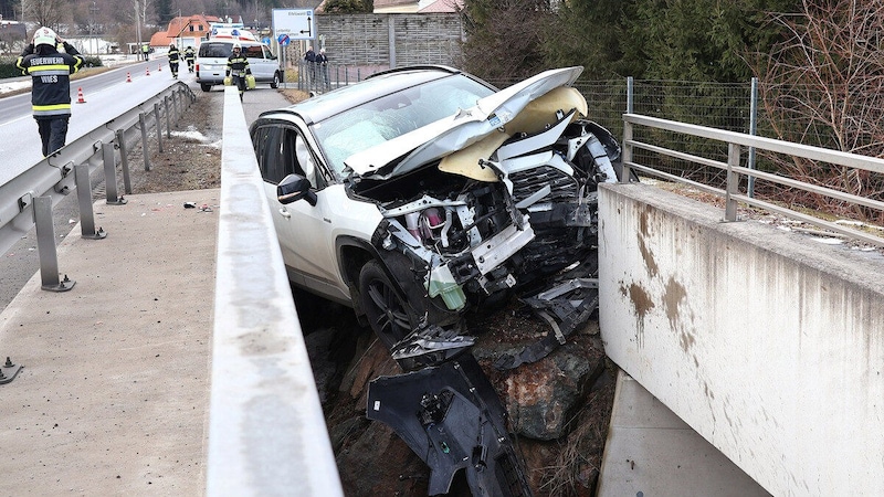 Das Fahrzeug steckte zwischen den Brücken. (Bild: Feuerwehr Wies)