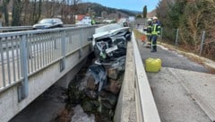 Fast wäre das Fahrzeug abgestürzt. (Bild: Feuerwehr Wies)