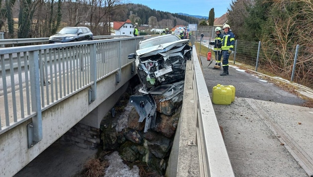 The vehicle almost crashed. (Bild: Feuerwehr Wies)