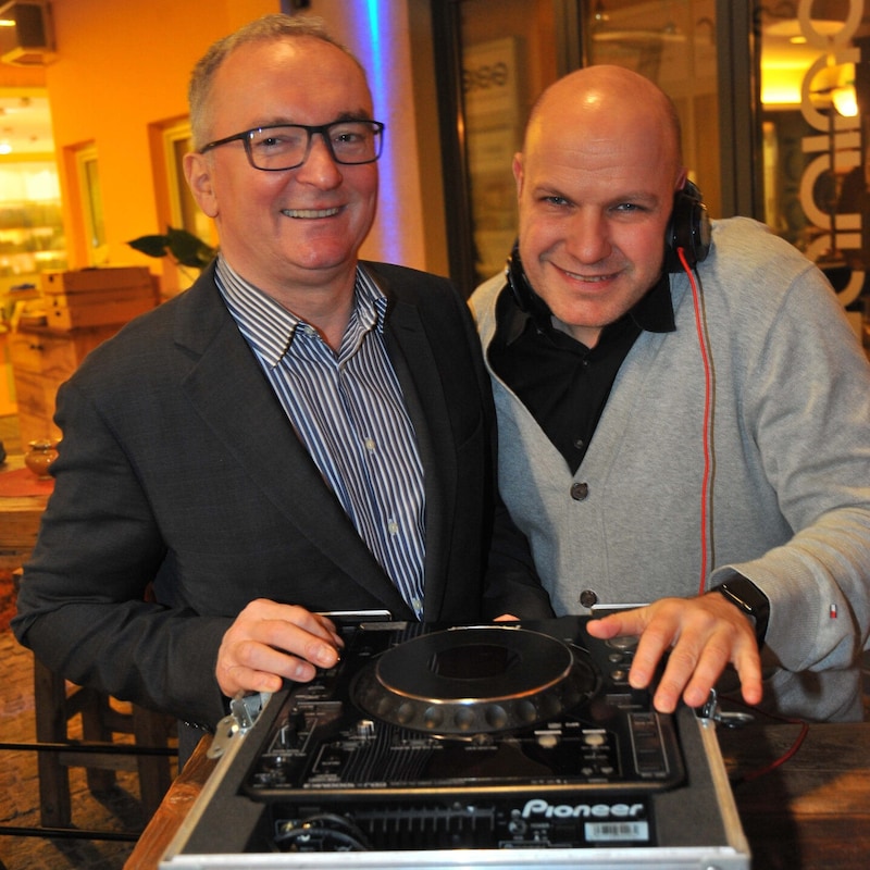 The DJ and the host, a picture from the archive: Peter Binder (right) is the third president of the Upper Austrian state parliament. The fraternity members were visiting the Pianino in Linz, which belongs to SPÖ local councillor Harry Katzmayr. (Bild: Horst Einöder)