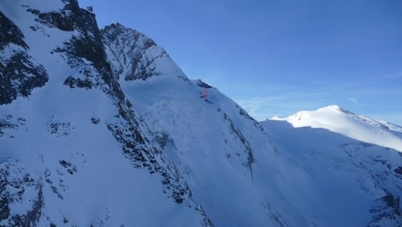 In dem Biwak, am Foto durch den roten Kreis markiert, fanden die verletzten Tschechen eine Notunterkunft. (Bild: LPD Kärnten)