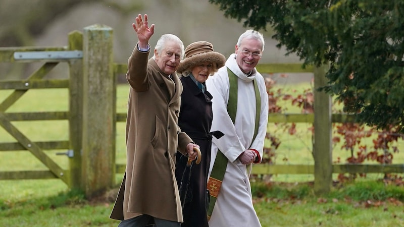 König Charles (mit Camilla und Domherr Paul William) zeigte sich zuletzt nach seiner OP gut gelaunt. (Bild: ASSOCIATED PRESS)