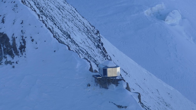 Bivak Glockner, postavený v roce 1958, stojí na skalnatém hřebeni ve výšce přesně 3205 metrů. (Bild: LPD Kärnten)