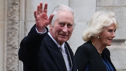 König Charles III. mit seiner Ehefrau Camilla (Bild: APA/AFP/Daniel LEAL)