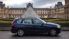 Wer sein („zu schweres“) Auto sechs Stunden am Louvre parken will, soll künftig 225 Euro Parkgebühr bezahlen. (Bild: APA/AFP/Dimitar DILKOFF)