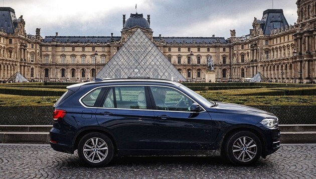 Wer sein („zu schweres“) Auto sechs Stunden am Louvre parken will, soll künftig 225 Euro Parkgebühr bezahlen. (Bild: APA/AFP/Dimitar DILKOFF)