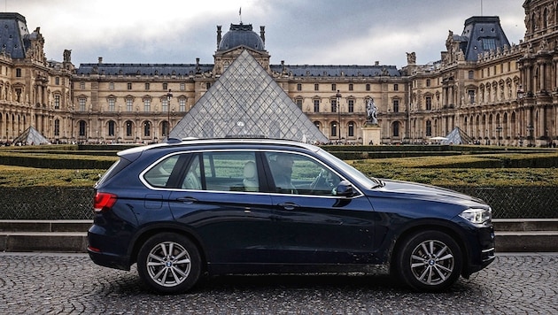 Wer sein („zu schweres“) Auto sechs Stunden am Louvre parken will, soll künftig 225 Euro Parkgebühr bezahlen. (Bild: APA/AFP/Dimitar DILKOFF)