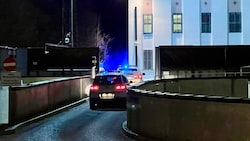 Neben dem Hauptstützpunkt der Salzburger Polizei brach im Anhaltezentrum am Montagabend ein Brand aus (Bild: Markus Tschepp)