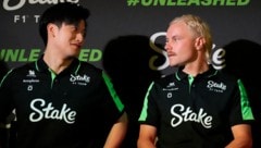 Zhou Guanyu (li.) und Valtteri Bottas müssen sich an ihren neongrünen Boliden gewöhnen. (Bild: Copyright 2024 The Associated Press. All rights reserved)