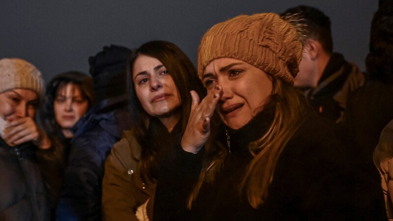 Slzy na smutečním obřadu v Antakyi (Bild: APA/AFP/Ozan KOSE)