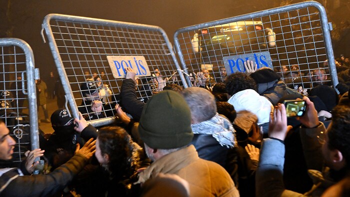 Es kam auch zu Rangeleien mit der Polizei.