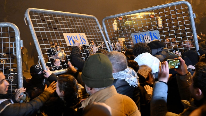 A rendőrséggel is dulakodtak. (Bild: APA/AFP/Ozan KOSE)