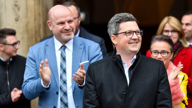 Peter Binder bił brawo, gdy Michael Lindner przejął SPÖ w Górnej Austrii w 2022 roku. Dziś musi składać raporty swojemu szefowi. (Bild: Harald Dostal)