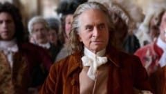 Michael Douglas spielt in einer neuen Mini-Serie „Schlitzohr“ Benjamin Franklin.  (Bild: Apple TV+ )