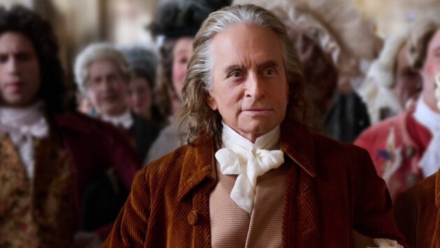 Michael Douglas spielt in einer neuen Mini-Serie „Schlitzohr“ Benjamin Franklin.  (Bild: Apple TV+ )