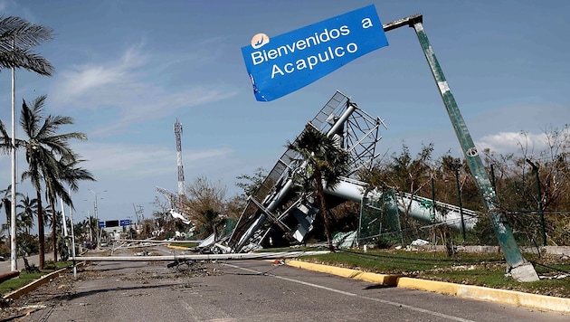 Zerstörung nach dem Durchzug des Hurrikan „Otis“ durch Mexiko. Dabei handelte es sich um einen Wirbelsturm der Kategorie 5. (Bild: APA/AFP/Rodrigo OROPEZA)