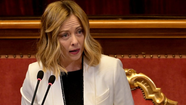 La Primera Ministra italiana, Giorgia Meloni, comparecerá como testigo ante el tribunal en julio. (Bild: APA/AFP/Andreas SOLARO)