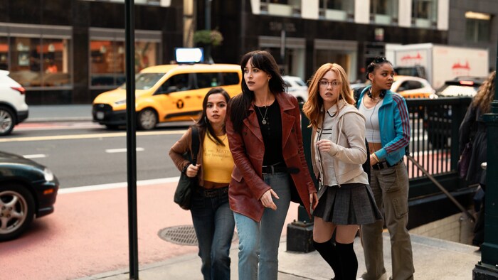 Cassandra (2.v.l., Dakota Johnson) wird zur Beschützerin von drei jungen Frauen (v.l.: Isabela ...