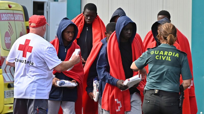 Migranten bei ihrer Ankunft auf den Kanaren (Bild: AP)