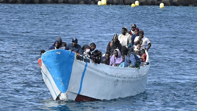 Migrantinnen und Migranten in einem Boot der spanischen Seerettung (Bild: AFP)