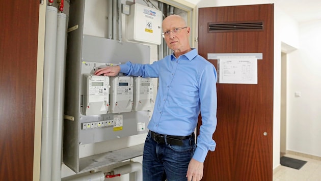 Gerald H. aus Wien mit dem Smartmeter für seine Wohnung (Bild: Gerhard Bartel)