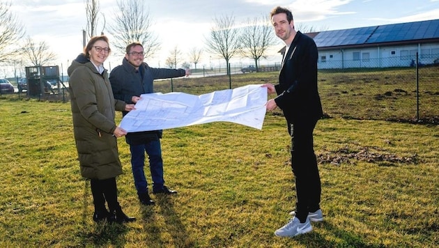 Direktorin Petra Grammer mit Architekt Martin Deutsch (re.) und Bürgermeister Andreas Neubauer. (Bild: Imre Antal)