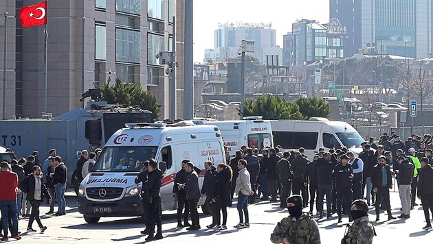 Güvenlik güçleri nispeten hızlı bir şekilde her şeyi açıklığa kavuşturmayı başardı. Şüpheli iki saldırgan öldürüldü. (Bild: EPA)