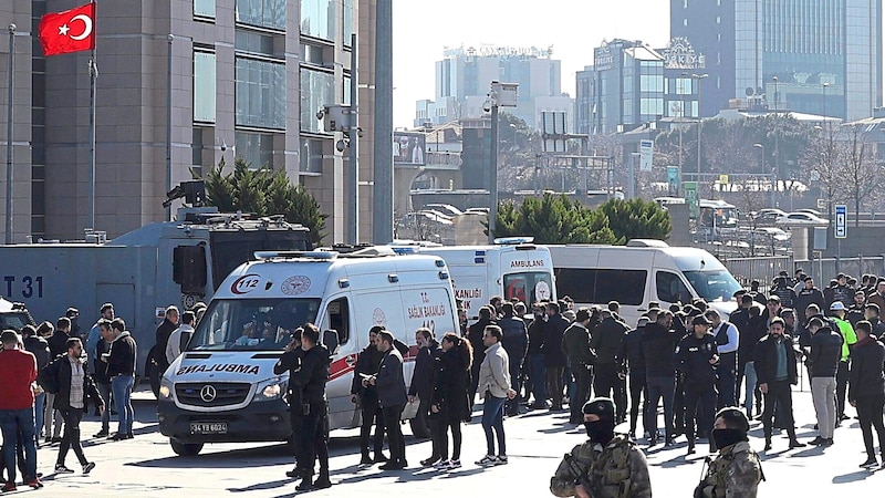 Güvenlik güçleri nispeten hızlı bir şekilde her şeyi temizlemeyi başardı. Şüpheli iki saldırgan öldü. (Bild: EPA)